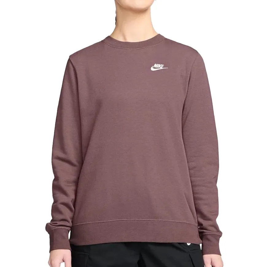 Mulher vista de costas usando casaco moletom Nike marrom com gola redonda e mangas longas